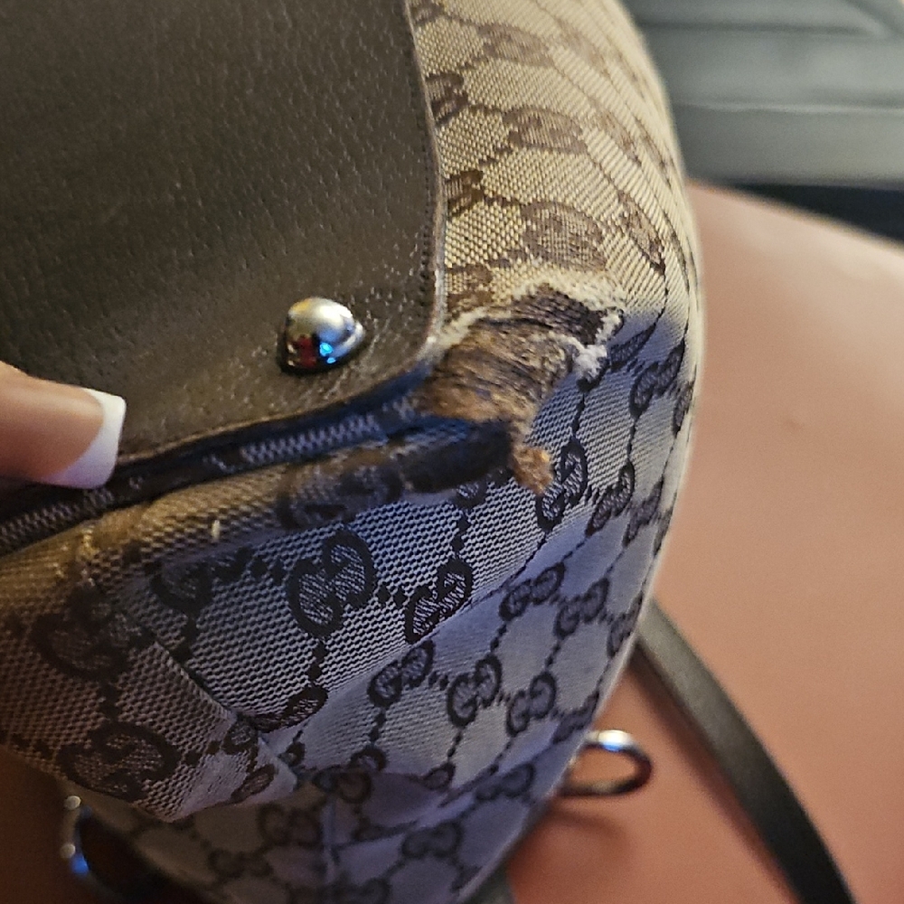 Gucci Shoulder Bag with Iconic Pattern - Picture 7 of 9